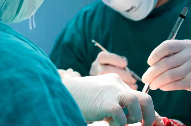 Equipe médica realizando um procedimento de Dermatologia Cirúrgica